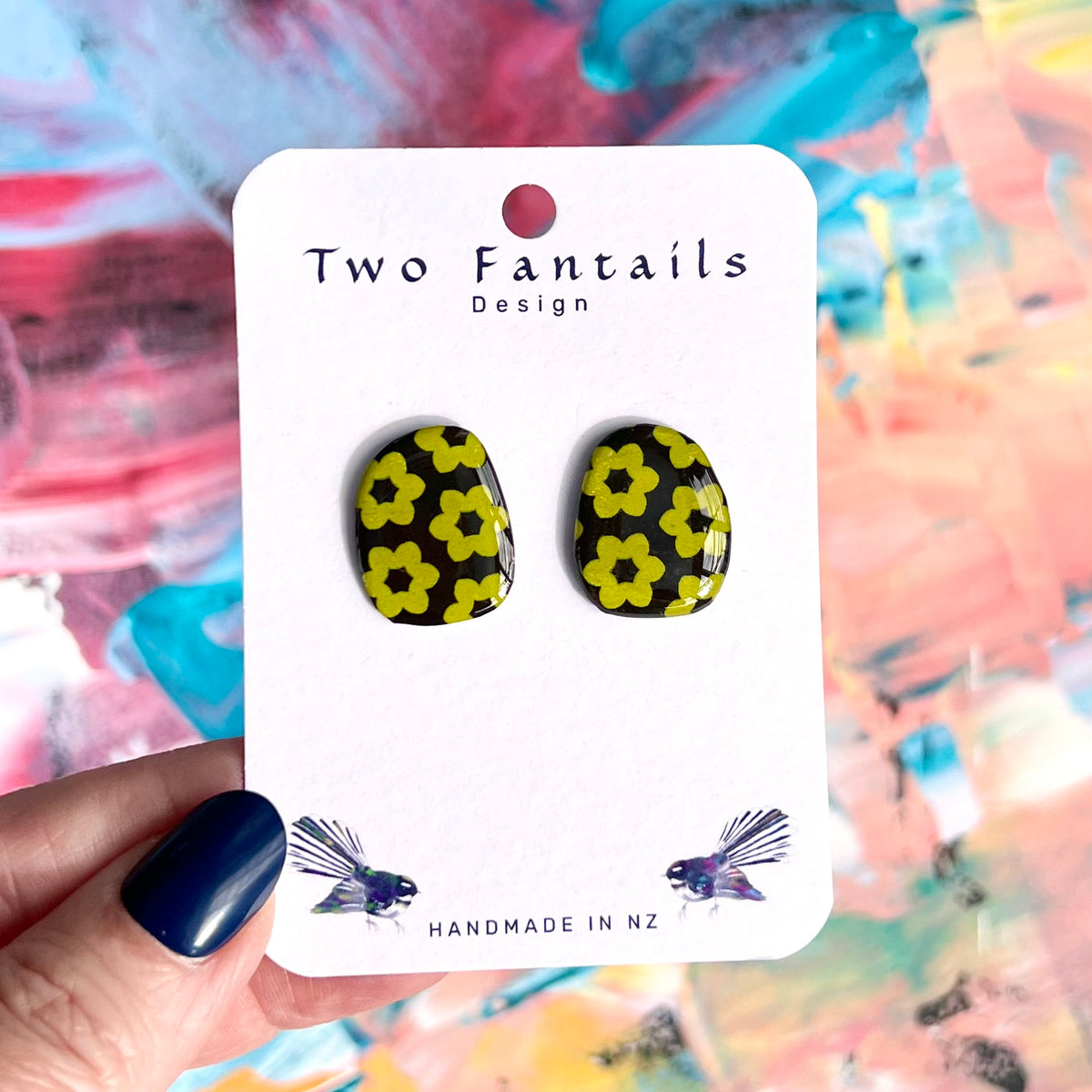Black rounded arch stud earrings with yellow hand-painted daisy flowers